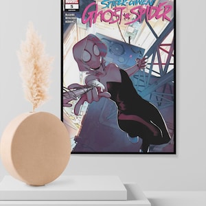 K&ouml;nnte beinhalten: Gerahmtes Comic-Cover mit Ghost-Spider in einer dynamischen Pose, wobei der Titel deutlich sichtbar ist. Das Kunstwerk zeigt eine lebendige Farbpalette und eine actiongeladene Szene, perfekt f&uuml;r Comic-Enthusiasten.