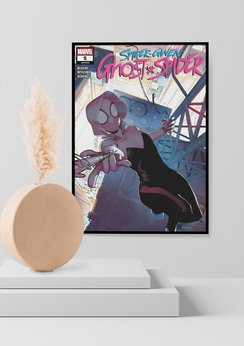 K&ouml;nnte beinhalten: Gerahmtes Comic-Cover mit Ghost-Spider in einer dynamischen Pose, wobei der Titel deutlich sichtbar ist. Das Kunstwerk zeigt eine lebendige Farbpalette und eine actiongeladene Szene, perfekt f&uuml;r Comic-Enthusiasten.