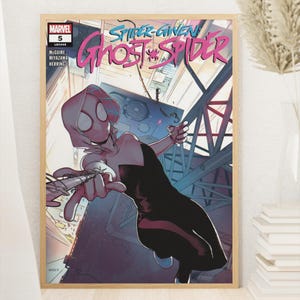 K&ouml;nnte beinhalten: Eine wei&szlig;e Keramik-Tasse mit schwarzem Henkel und dem Text "But First, Coffee" in fetter, schwarzer Schrift. Die Tasse steht vor einem verschwommenen Hintergrund, der eine gem&uuml;tliche Umgebung suggeriert.