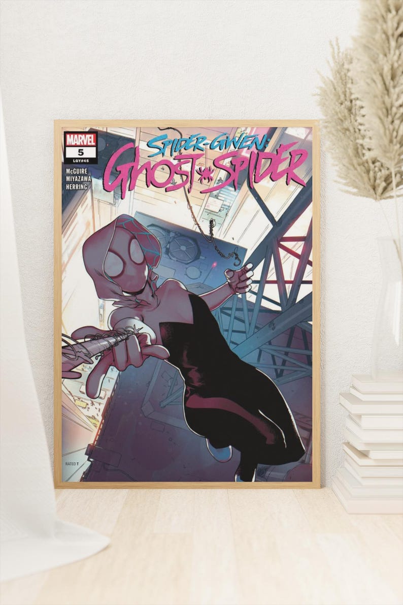 K&ouml;nnte beinhalten: Eine wei&szlig;e Keramik-Tasse mit schwarzem Henkel und dem Text "But First, Coffee" in fetter, schwarzer Schrift. Die Tasse steht vor einem verschwommenen Hintergrund, der eine gem&uuml;tliche Umgebung suggeriert.