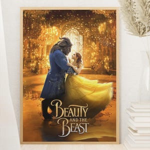 Op de afbeelding: Een ingelijste poster met de film Belle en het Beest. De afbeelding toont het Beest in een blauwe jas en Belle in een gele jurk, die elkaar omarmen in een balzaal. De titel is weergegeven in een elegant lettertype.