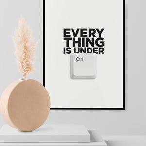 Puede incluir: Una taza de cerámica blanca con un asa negra y el texto "But First, Coffee" en negro, en negrita. La taza está sobre una superficie blanca.