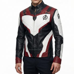 Puede incluir: Chaqueta de cuero negra, blanca y burdeos con cuello alto y cremallera frontal. La chaqueta presenta el logotipo de los Vengadores en el pecho y el hombro. Dise&ntilde;o &uacute;nico con detalles blancos y burdeos.
