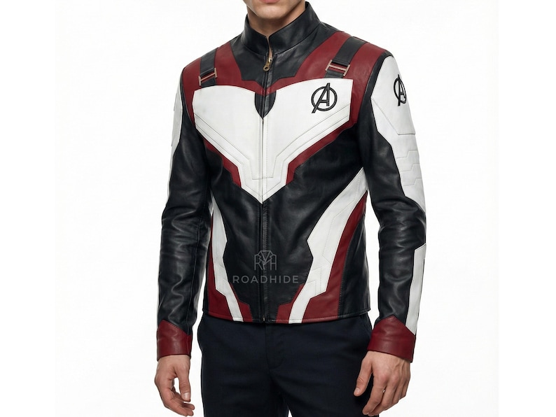 Puede incluir: Chaqueta de cuero negra, blanca y burdeos con cuello alto y cremallera frontal. La chaqueta presenta el logotipo de los Vengadores en el pecho y el hombro. Dise&ntilde;o &uacute;nico con detalles blancos y burdeos.