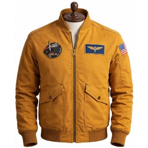 Puede incluir: Una taza de cerámica blanca con asa negra y el texto "But First, Coffee" en negrita negra. La taza se encuentra sobre un fondo neutro, resaltando su diseño sencillo.