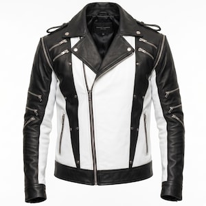 Può includere: Giacca in pelle bianca e nera in classico stile biker. La giacca presenta colletto, maniche e finiture nere, con un pannello frontale bianco. Diverse cerniere argentate adornano le maniche e la parte anteriore.