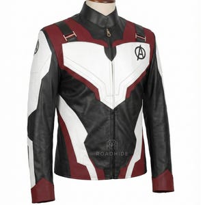 Puede incluir: Chaqueta de cuero negra, blanca y burdeos con cuello alto y cierre de cremallera. La chaqueta presenta paneles blancos en el pecho y las mangas, detalles en burdeos y un logotipo de los Vengadores. Una prenda de abrigo elegante.