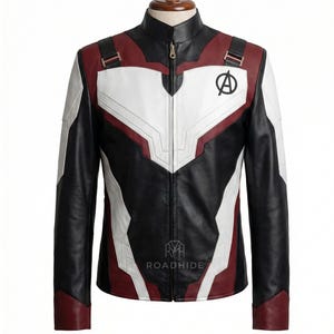 Puede incluir: Chaqueta de cuero negra, blanca y burdeos con cuello alto y cierre de cremallera. La chaqueta presenta el logotipo de los Vengadores en el pecho y est&aacute; dise&ntilde;ada con un patr&oacute;n de bloques de color.