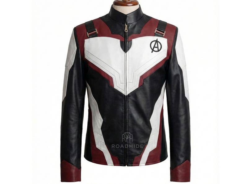 Puede incluir: Chaqueta de cuero negra, blanca y burdeos con cuello alto y cierre de cremallera. La chaqueta presenta el logotipo de los Vengadores en el pecho y est&aacute; dise&ntilde;ada con un patr&oacute;n de bloques de color.