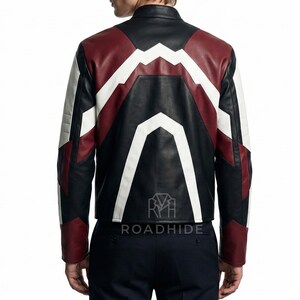 Puede incluir: Chaqueta de cuero negra, blanca y burdeos con dise&ntilde;o geom&eacute;trico. La chaqueta tiene cuello alzado, mangas largas y un patr&oacute;n distintivo en la espalda. La marca "ROADHIDE" es visible en la parte inferior.