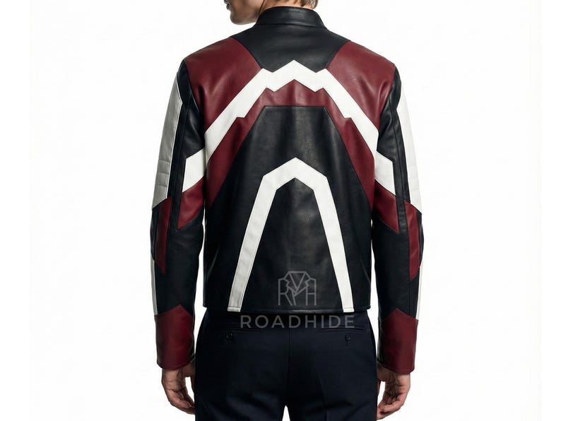 Puede incluir: Chaqueta de cuero negra, blanca y burdeos con dise&ntilde;o geom&eacute;trico. La chaqueta tiene cuello alzado, mangas largas y un patr&oacute;n distintivo en la espalda. La marca "ROADHIDE" es visible en la parte inferior.
