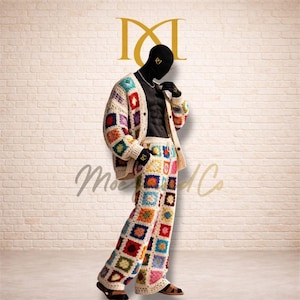 Puede incluir: Un conjunto de cárdigan y pantalón de crochet color crema con un diseño de patchwork colorido. Los cuadrados son de varios colores. El atuendo lo lleva un maniquí con una cubierta para la cabeza y guantes negros. La marca "Moe and Co" es visible.