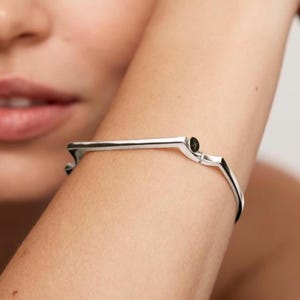 18k vergulde staafarmband, sculpturale ovale scharnierende armband, zware, effen stapelbare manchetarmband, modernistische, strakke sieraden voor een capsulegarderobe