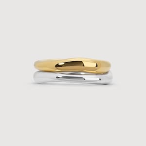 Conjunto de anillos apilables de oro vermeil de 18 quilates y plata de ley 925, con una delicada banda ondulada orgánica, joyería minimalista bicolor para el día a día.