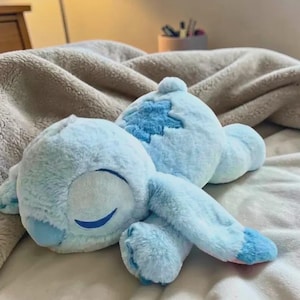 Puede incluir: Una taza de cer&aacute;mica blanca con asa negra y el texto "But First, Coffee" en estilo manuscrito. La taza est&aacute; sobre una superficie blanca. Para bebidas calientes.