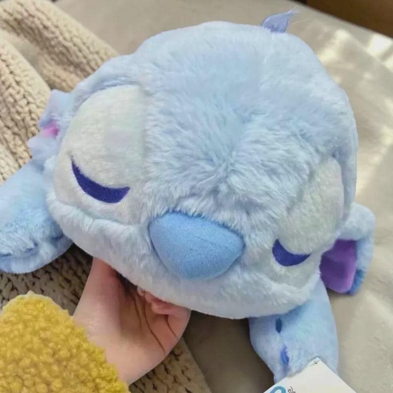 Puede incluir: Una taza de cer&aacute;mica blanca con un asa negra y el texto "But First, Coffee" en negrita negra. La taza se encuentra sobre un fondo borroso, sugiriendo un ambiente acogedor.