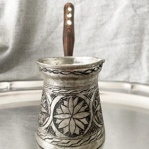 Vintage handgegraveerde tinnen cezve, Turkse koffiepot parelmoer houten handvat, boho keukendecor cadeau