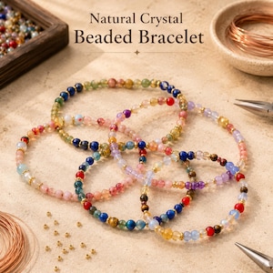 Pode incluir: Várias pulseiras de contas com pedras preciosas coloridas e detalhes dourados são exibidas. As pulseiras apresentam uma variedade de cores, incluindo azul, vermelho, amarelo e rosa. O texto "Natural Crystal Beaded Bracelet" é visível.