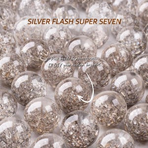 Könnte beinhalten: Nahaufnahme von klaren, runden Perlen mit silberfarbenen Einschlüssen. Der Text "SILVER FLASH SUPER SEVEN" ist oben zu sehen. Der Text "Pick beads & accessories. I'll DIY your custom bracelet" ist ebenfalls vorhanden.