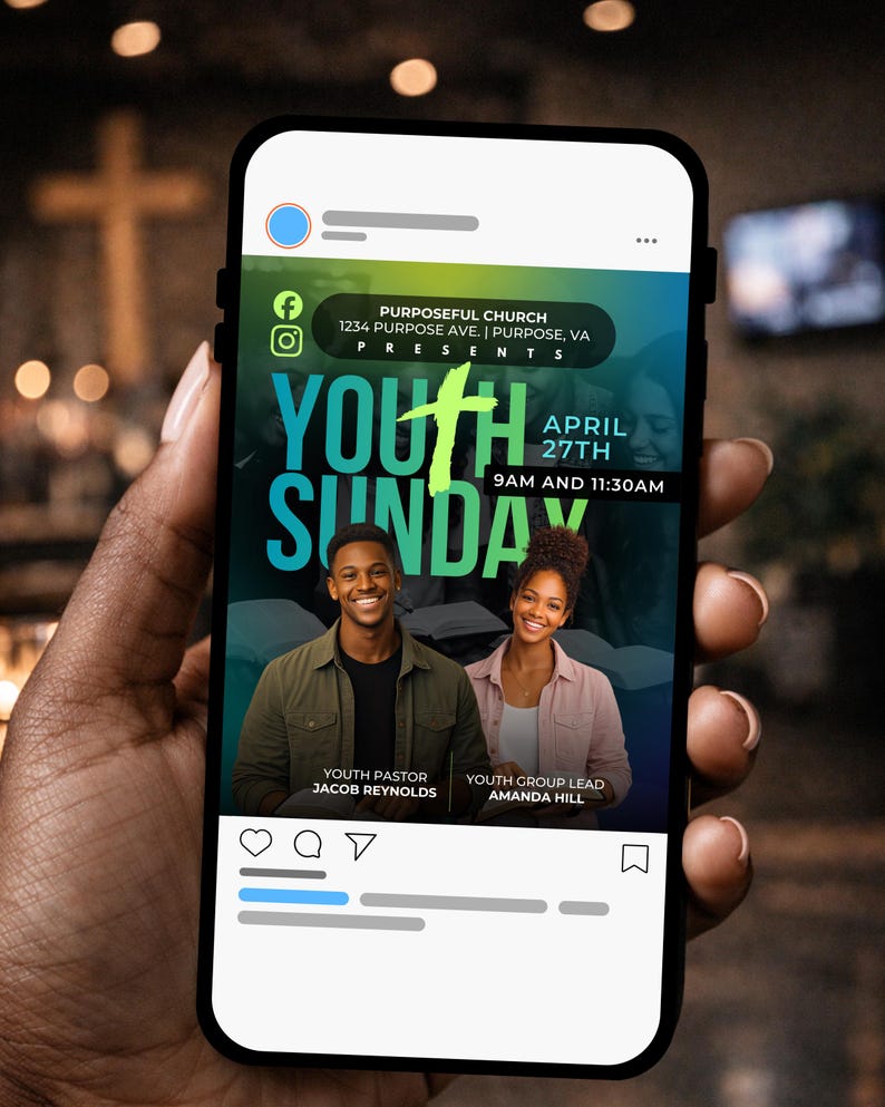 Puede incluir: Un smartphone muestra una publicaci&oacute;n en redes sociales que promociona el "Youth Sunday" en Purposeful Church. El gr&aacute;fico presenta un fondo degradado verde y turquesa, la fecha del 27 de abril e im&aacute;genes de Jacob Reynolds y Amanda Hill. La publicaci&oacute;n incluye la direcci&oacute;n de la iglesia.