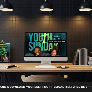 Puede incluir: Un ordenador y un portapapeles sobre un escritorio de madera. La pantalla muestra "Youth Sunday" con la fecha del 27 de abril y las horas 9 AM y 11:30 AM. El portapapeles tiene un dise&ntilde;o similar. Una tableta, libros y una c&aacute;mara tambi&eacute;n est&aacute;n en el escritorio.