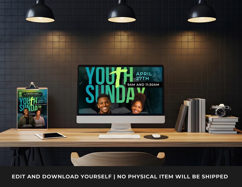 Puede incluir: Un ordenador y un portapapeles sobre un escritorio de madera. La pantalla muestra "Youth Sunday" con la fecha del 27 de abril y las horas 9 AM y 11:30 AM. El portapapeles tiene un dise&ntilde;o similar. Una tableta, libros y una c&aacute;mara tambi&eacute;n est&aacute;n en el escritorio.