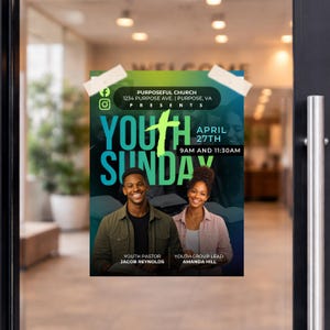 Puede incluir: Un cartel para el Domingo de la Juventud, pegado a una puerta de cristal. El cartel tiene un fondo degradado turquesa y azul con las palabras "Youth Sunday" en letras grandes de color turquesa. Incluye la fecha, la hora y los nombres del pastor juvenil y el l&iacute;der del grupo.