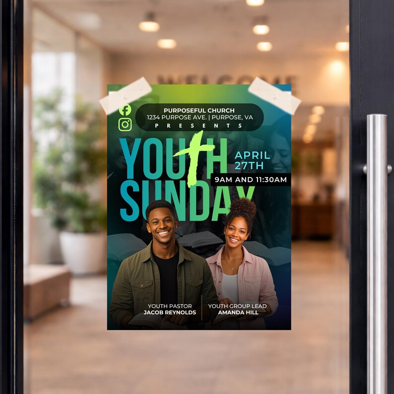 Puede incluir: Un cartel para el Domingo de la Juventud, pegado a una puerta de cristal. El cartel tiene un fondo degradado turquesa y azul con las palabras "Youth Sunday" en letras grandes de color turquesa. Incluye la fecha, la hora y los nombres del pastor juvenil y el l&iacute;der del grupo.