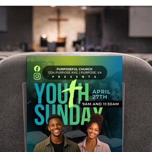 Puede incluir: Un folleto para el Domingo de la Juventud, el 27 de abril, se muestra en un banco de la iglesia. El folleto presenta el texto "Youth Sunday" en letras grandes y en negrita, con el nombre y la direcci&oacute;n de la iglesia en la parte superior. Tambi&eacute;n se incluye la hora del evento, 9 AM y 11:30 AM.