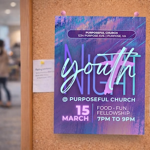 Puede incluir: Un cartel morado y azul para la "Noche Juvenil" en Purposeful Church, con la dirección 1234 Purpose Ave, Purpose, VA. El cartel incluye la fecha 15 de marzo y la hora de 19 a 21 horas, con las palabras "Comida, diversión, compañerismo".
