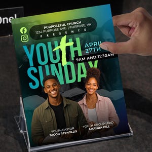 Puede incluir: Un folleto para el Youth Sunday, presentado por Purposeful Church. El folleto presenta un fondo degradado azul y verde con el texto "Youth Sunday" en letras grandes y en negrita. Incluye la fecha, la hora y los nombres del pastor juvenil y el l&iacute;der del grupo.