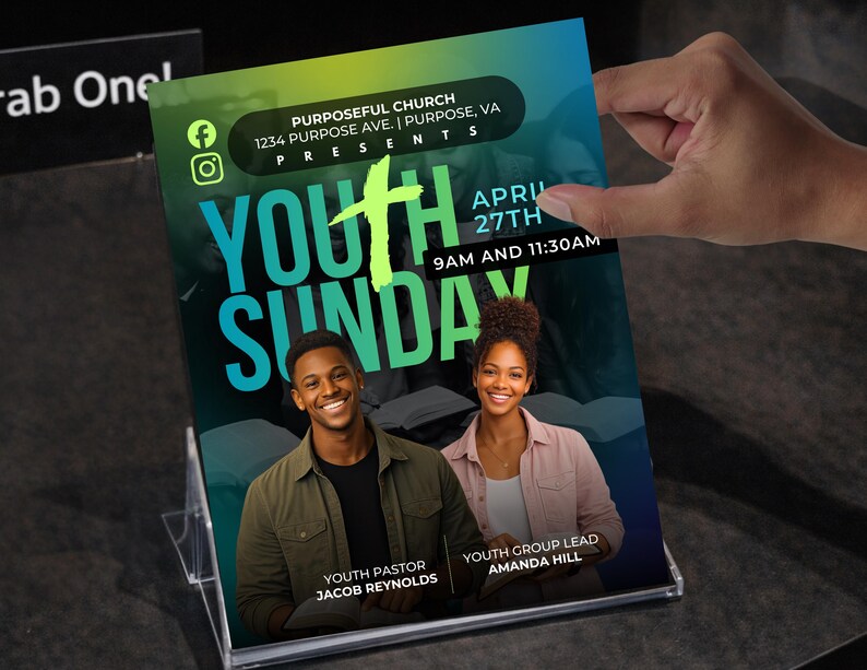Puede incluir: Un folleto para el Youth Sunday, presentado por Purposeful Church. El folleto presenta un fondo degradado azul y verde con el texto "Youth Sunday" en letras grandes y en negrita. Incluye la fecha, la hora y los nombres del pastor juvenil y el l&iacute;der del grupo.