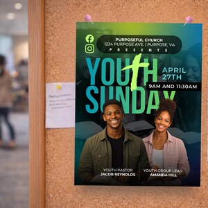 Puede incluir: Un cartel para el Domingo de la Juventud en la Iglesia Purposeful, con un fondo degradado azul y verde. El cartel incluye la fecha, la hora y los nombres del pastor juvenil y el l&iacute;der del grupo. Dos personas sonrientes aparecen en la parte inferior.