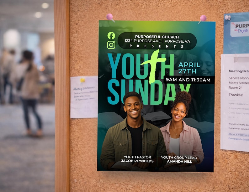 Puede incluir: Un cartel para el Domingo de la Juventud en la Iglesia Purposeful, con un fondo degradado azul y verde. El cartel incluye la fecha, la hora y los nombres del pastor juvenil y el l&iacute;der del grupo. Dos personas sonrientes aparecen en la parte inferior.