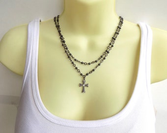 Collar cruzado con cuentas de doble hebra estilo rosario - Elegante gargantilla cristiana con cuentas negras de doble cadena gótica