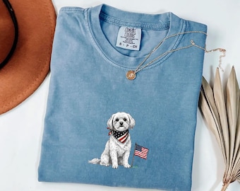 Camiseta con la bandera estadounidense y diseño de Malta, camiseta patriótica para perros, camiseta Comfort Colors con diseño de Malta, camiseta USA 250 para perros, regalo para el 4 de julio.