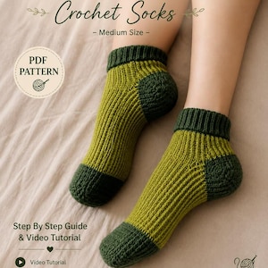 Peut inclure: Une paire de chaussettes au crochet longueur cheville avec une texture côtelée vert clair et des bords, talons et pointes vert foncé. L'image contient le texte : EVERYDAY ANKLE Crochet Socks, Medium Size, PDF PATTERN, Step By Step Guide & Video Tutorial.