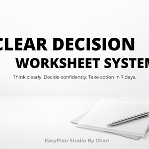 Könnte beinhalten: Weißer Hintergrund mit dem Text "CLEAR DECISION WORKSHEET SYSTEM". Darunter der Satz "Think clearly. Decide confidently. Take action in 7 days." Ein Notizblock und ein Stift befinden sich unten rechts.