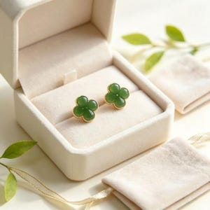 Boucles d'oreilles clous en jade vert en forme de trèfle à quatre feuilles, bordure dorée, bijoux minimalistes