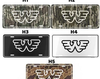 Targa automobilistica minimalista con ala, targhetta personalizzata con nome, un'idea regalo originale per gli automobilisti.