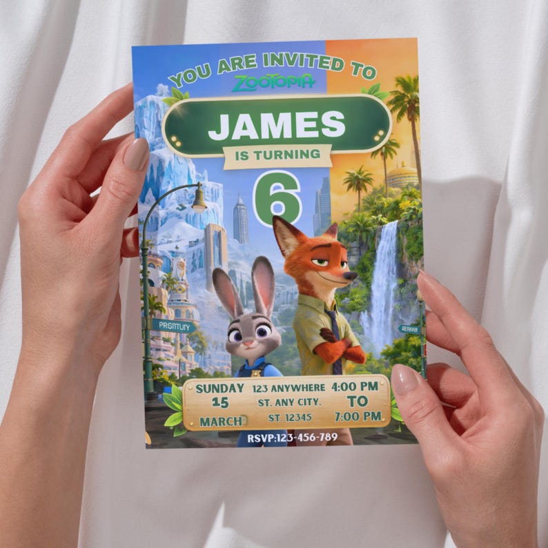 Pu&ograve; includere: Un biglietto d'invito colorato con i personaggi di Zootropolis. Il biglietto recita "YOU ARE INVITED TO ZOOTOPIA" e include il nome "JAMES" e il numero "6". Il biglietto include anche i dettagli dell'evento come la data, l'ora e le informazioni RSVP.