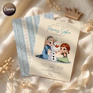 Op de afbeelding: Een lichtbeige uitnodiging met de tekst "Prinses Sophia wordt 5!" toont cartoon illustraties van twee meisjes en een sneeuwpop. Een blauw-wit patroonkaart is zichtbaar achter de uitnodiging. Er is ook een kleine houten kroon aanwezig.