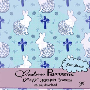 Op de afbeelding: Een naadloos patroon met witte konijnen met bloemmotieven, blauwe kruisen met strikken en kleine blauwe strikken op een lichtblauwe achtergrond. De tekst "Hand Drawn" en "Seabean Patterns" is zichtbaar. Het patroon is 30,48 cm x 30,48 cm.
