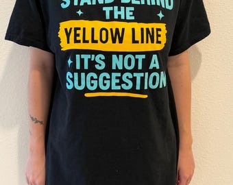 Camiseta "Ponte detrás de la línea amarilla" / Camiseta divertida para hacer cola / Camiseta de parque temático / Camiseta para vacaciones familiares / Regalo de viaje