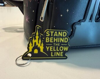 Llavero "Stand Behind The Yellow Line" / Llavero inspirado en parques temáticos / Regalo para amantes de los parques / Accesorio impreso en 3D