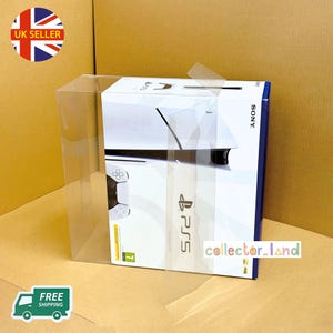 Könnte beinhalten: Eine weiße PlayStation 5-Konsolenbox mit einem Controller-Bild, umhüllt von einer transparenten Kunststoff-Vitrine. Die Box zeigt das PS5-Logo und den Markennamen Sony. Die Worte "collector_land" sind sichtbar.
