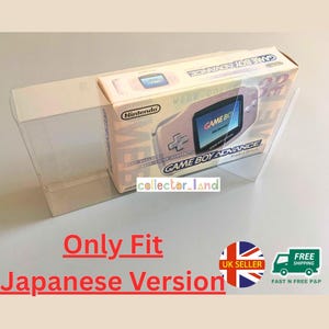 Può includere: Una custodia protettiva in plastica trasparente per una scatola di Nintendo Game Boy Advance. La scatola di cartone presenta una grafica della console portatile color viola chiaro, il logo Nintendo e la scritta Game Boy Advance sul fronte e sul lato superiore.