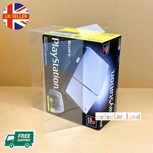 Puede incluir: Una caja negra y blanca de PlayStation 5 Digital Edition, con el logotipo de Sony y la palabra "PlayStation". La caja está en una funda de plástico transparente. Una pegatina de "UK SELLER" es visible.
