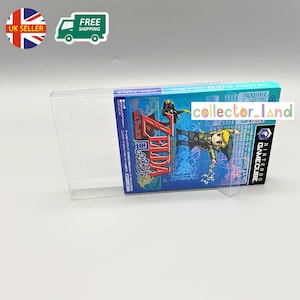 Puede incluir: Una caja de videojuego de Nintendo GameCube para "The Legend of Zelda" en una funda de plástico transparente. La ilustración de la caja presenta una ilustración de personaje en un esquema de color azul y verde azulado. El título del juego está en japonés.