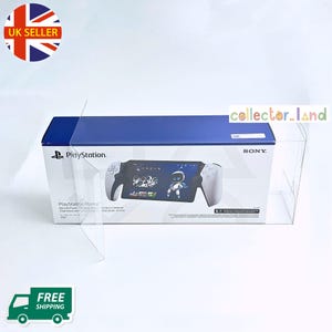 Könnte beinhalten: Eine weiße und blaue PlayStation Portal-Box mit dem PlayStation-Logo und dem Wort "SONY". Die Box zeigt ein Bild des PlayStation Portal-Geräts. Die Box befindet sich in einer transparenten Kunststoffhülle. Die Worte "UK Seller" stehen in einem Kreis.